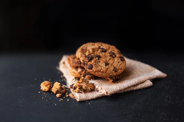 Biscuits Chocolat Sur Une Serviette Lin Sur Une Table Noire — Photo