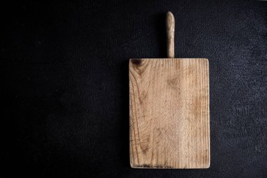 Siyah taş zemin üzerine doğrama eski kesme tahtası