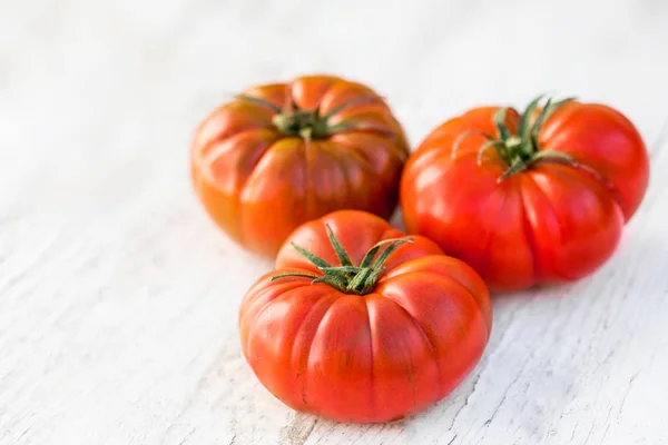 Tre Färska Tomater Ljusa Trä Bakgrund — Stockfoto