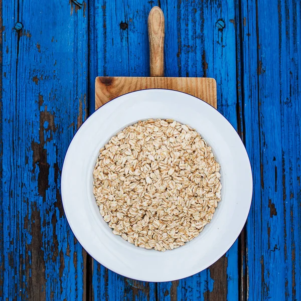 Avena Laminada Cruda Sobre Fondo Azul Brillante —  Fotos de Stock