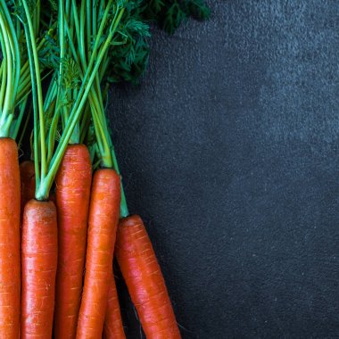 Bahçe havuç taş siyah arka plan üzerine