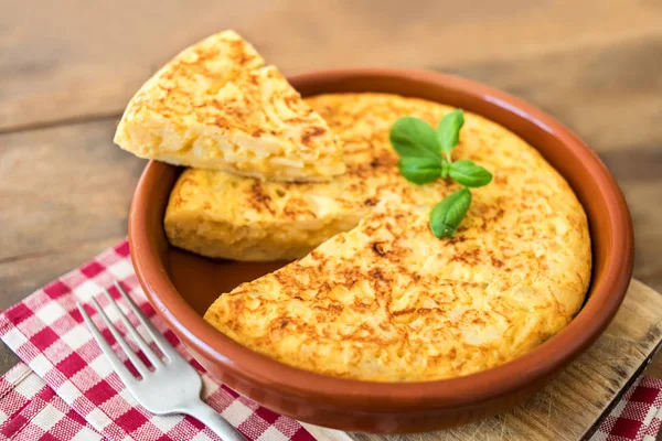 Traditionelles Spanisches Omelett Steingut Auf Holztisch — Stockfoto