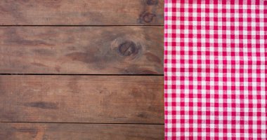 Ahşap rustik masa, kopya spac ile arka plan üzerinde kırmızı klasik Checkered masa örtüsü