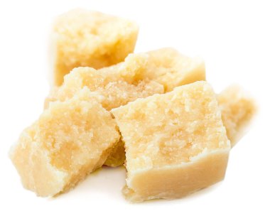 Beyaz zemin üzerine parmesan peynir parçaları yığını izole, yakın çekim