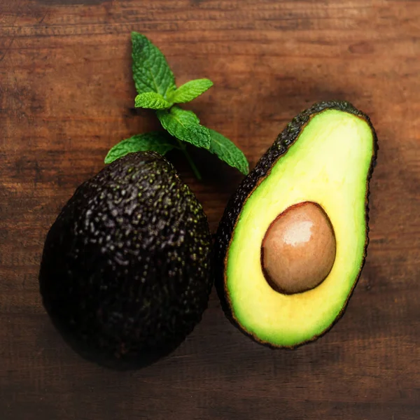 Avocado Een Donkere Achtergrond Van Hout Helft Van Avocado Close — Stockfoto