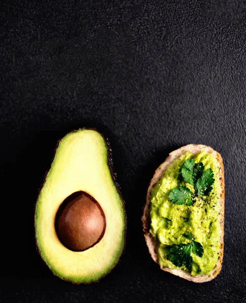 Avocado Toast Bröd Med Guacamole Spridning Och Kryddor Med Halv — Stockfoto