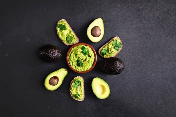 Avocado Guacamole Sauce Bowl Black Background Top View Whole Half — Stock Photo, Image