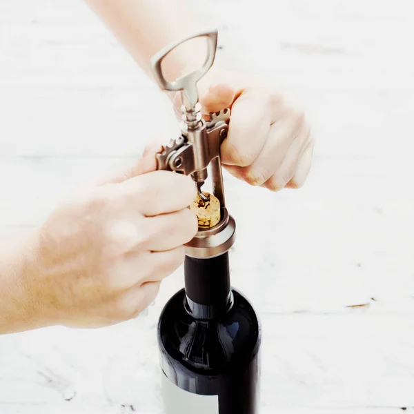 Donna Mano Aprendo Una Bottiglia Vino Rosso Con Cavatappi Vecchio — Foto Stock