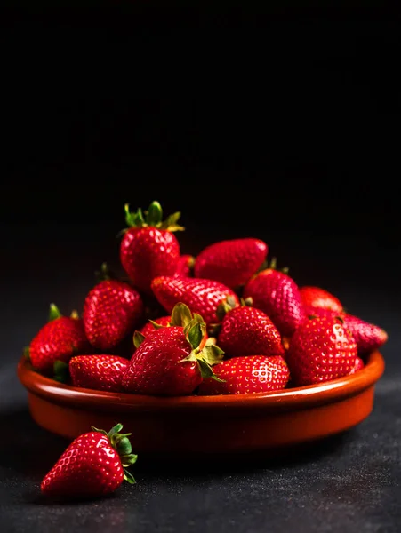 Haufen roter Erdbeeren auf dem Teller — Stockfoto