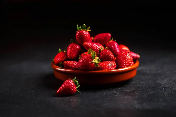 皿の上の赤いイチゴのヒープ — ストック写真