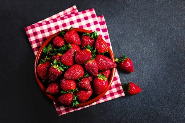 Haufen roter Erdbeeren auf dem Teller — Stockfoto