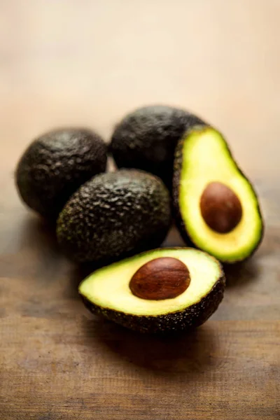 Yarısı ve bütün avocadoes — Stok fotoğraf