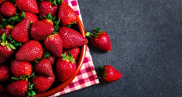 Fresh strawberries in red plate — Stock Photo, Image