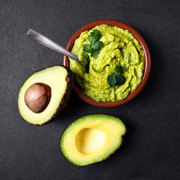 Guacamole-Sauce in Tonschüssel — Stockfoto