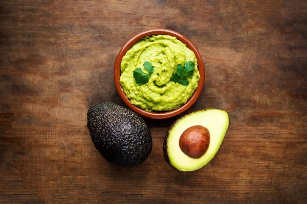 Avocado's met guacamole saus — Stockfoto