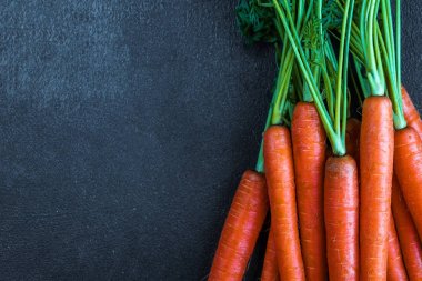 Saplı taze çiğ havuç