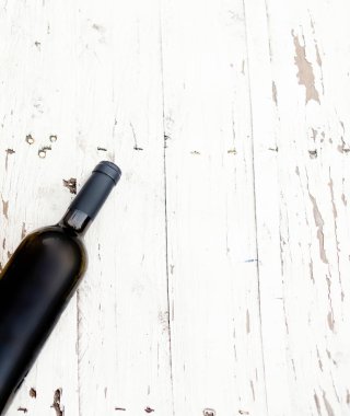 Bir şişe kırmızı şarap. 