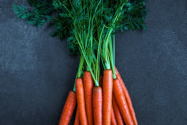 Zanahorias frescas crudas con tallos —  Fotos de Stock
