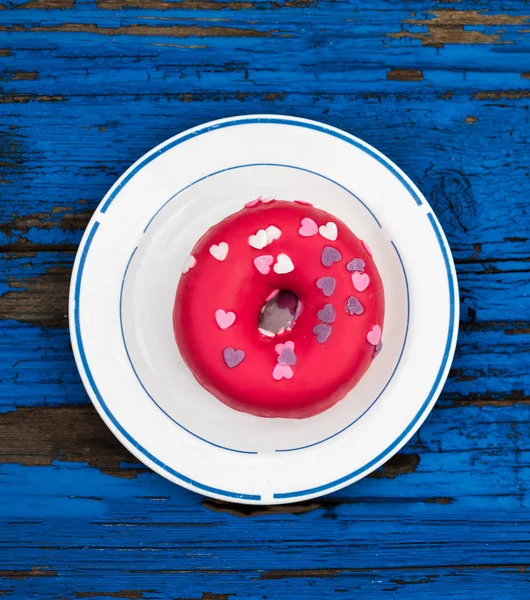 Donut avec des aspersions de coeur — Photo