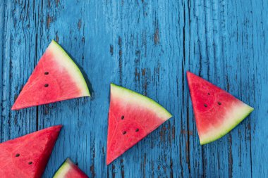 Mavi bir rustik ahşap arka plan, karpuz meyve dilimleri düz 