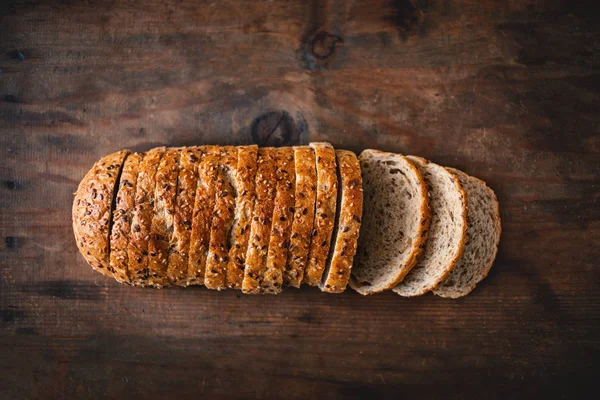 Karanlık ructic ahşap backg dilimlenmiş kepekli ekmek en iyi görünümü — Stok fotoğraf