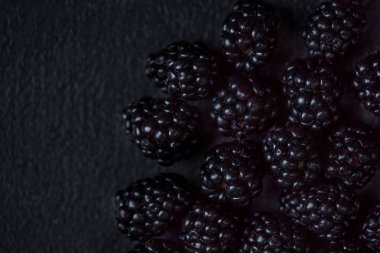 Siyah arka plan üzerine taze böğürtlen, yakın çekim 