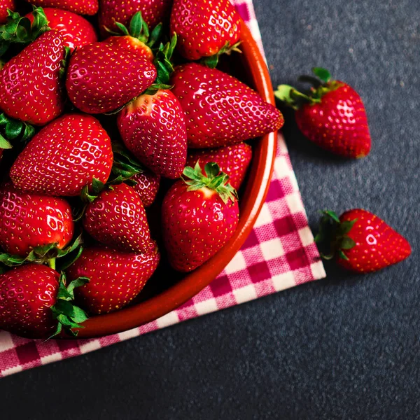 Fresh Strawberries Dish Black Background — Stock Photo, Image