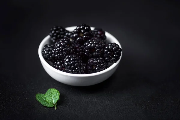 黑色背景白碗新鲜黑莓特写 — 图库照片