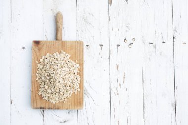 Yulaf ezmesi üstten görünüm üzerinde kesme tahtası Beyaz ahşap tablo