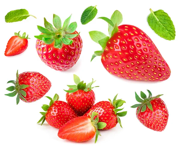 Ganze Und Scheiben Geschnittene Erdbeeren Isoliert Auf Weißem Hintergrund — Stockfoto