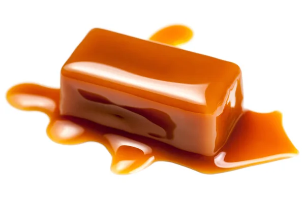 Karamell Sauce Fließt Auf Süßigkeiten Isoliert Auf Weißem Hintergrund — Stockfoto