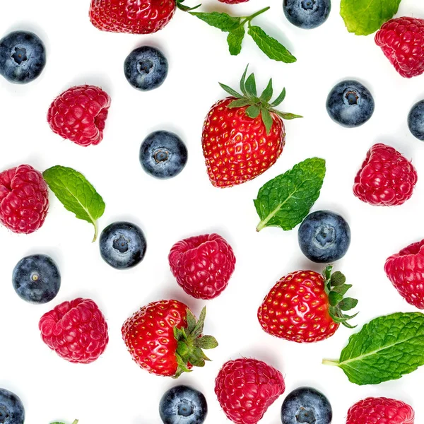 Frische Beeren Muster Mit Minzblättern Auf Weißem Hintergrund — Stockfoto