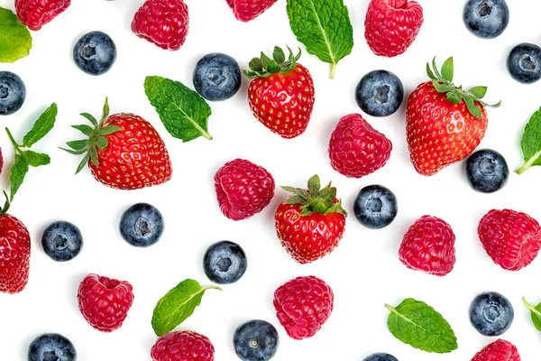 Frische Beeren Muster Mit Minzblättern Auf Weißem Hintergrund — Stockfoto