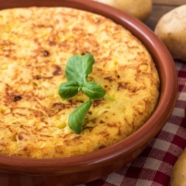 Geleneksel İspanyol omleti yakın görünümü yukarıdaki kadar. Bir rustik ahşap doku tex için bir yer ile İspanyol tortilla