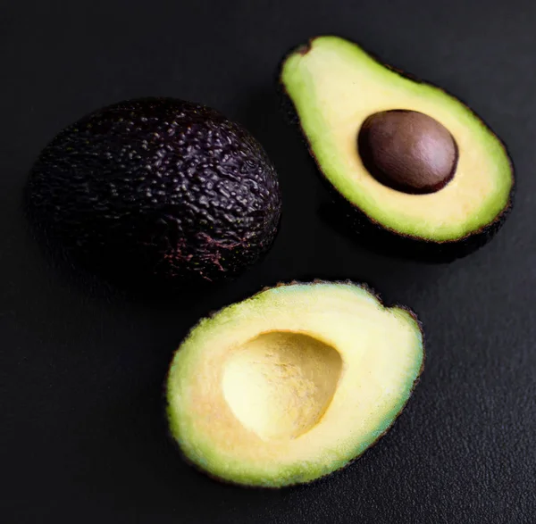 Siyah Bir Arka Plan Üzerinde Avokado Avokado Yarısını Kapatın Üstten — Stok fotoğraf