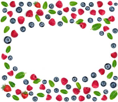 Taze Berry mix desen. Taze Ahududu ve beyaz arka plan üzerinde izole yaprakları ile yaban mersini. Berry süsleme