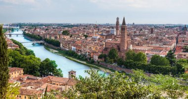Panoramik nehir ve mimarisi, Verona, İtalya
