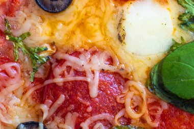 Mozzarella peyniri, fesleğen yaprakları ve domates sosu ile biberli pizza Görünümü Kapat