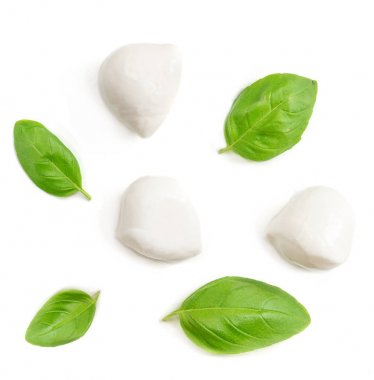 Mozzarella Peynirli cips ve fesleğen yaprakları üzerinde izole beyaz arka plan