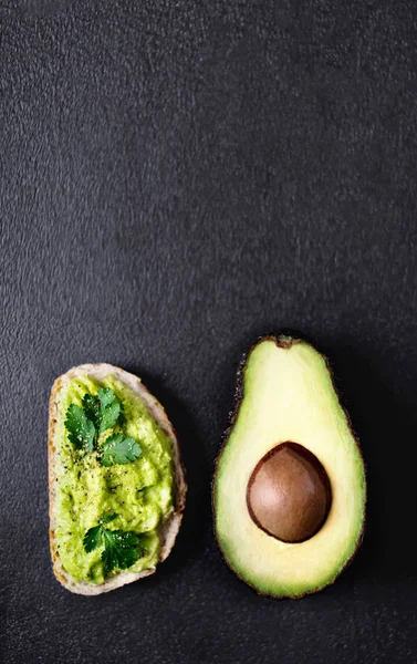 Avocado Guacamole Toast Bröd Med Kryddor Med Hälften Avokado Svart — Stockfoto