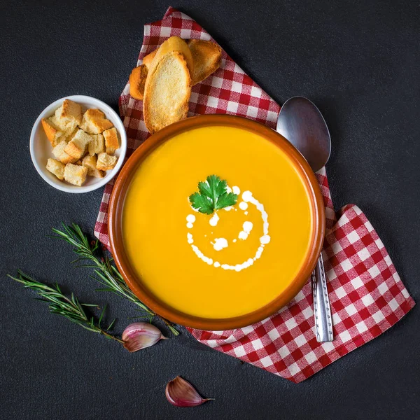 Top View Pumpkin Carrot Soup Cream Herbs Black Background — Stock Photo, Image