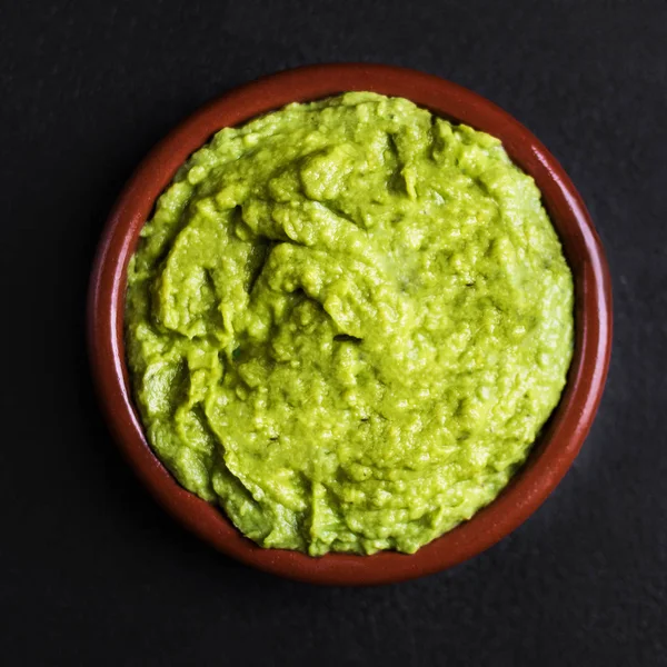 Top View Guacamole Spread Clay Bowl Black Background — Stock Photo, Image