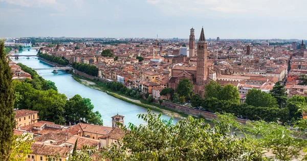 Panoramik nehir ve mimarisi, Verona, İtalya