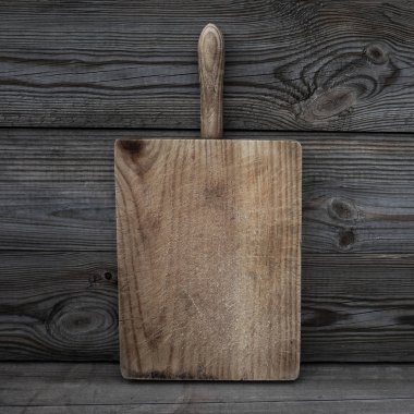 Eski grunge ahşap kesme tahtası koyu ahşap zemin üzerinde. Dokulu mutfak Resepsiyon. Gıda concep