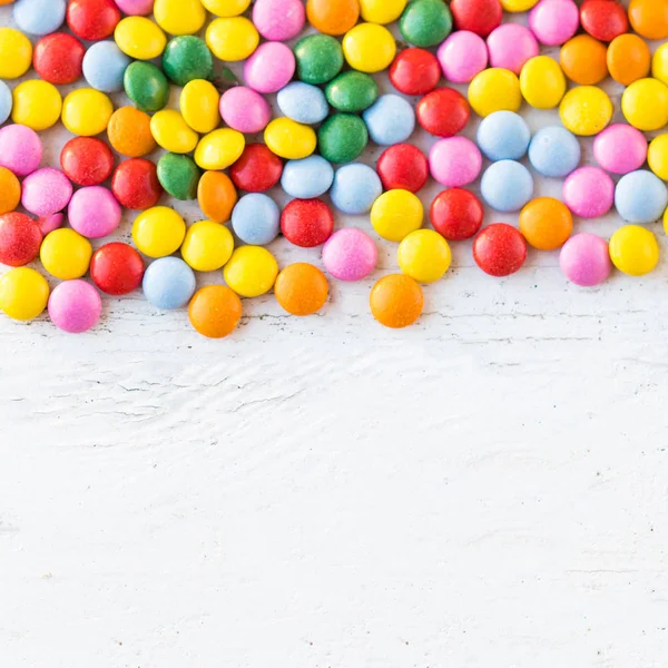Kleurrijke Ronde Snoepjes Witte Rustieke Houten Achtergrond — Stockfoto