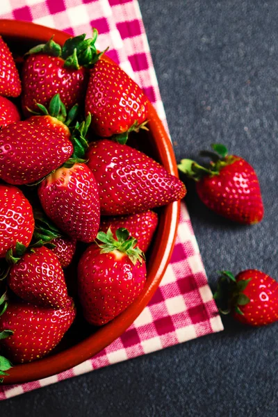 Frische Erdbeeren Auf Schwarzem Hintergrund Mit Kopierraum Für Text — Stockfoto