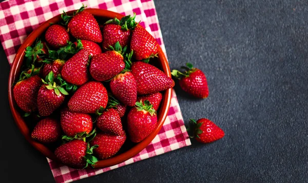 Frische Erdbeeren Auf Schwarzem Hintergrund Mit Kopierraum Für Text — Stockfoto