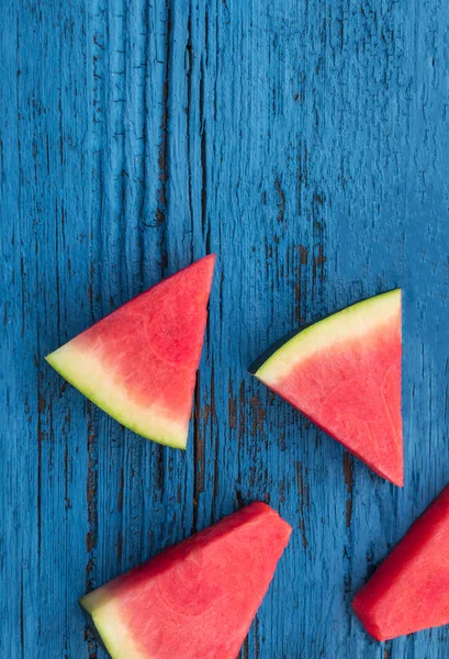 Vattenmelon Fruktbitar Blå Rustika Trä Bakgrund — Stockfoto