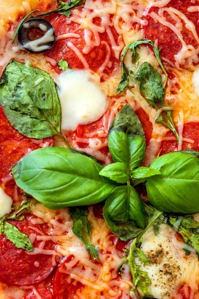 Крупный План Пиццы Пепперони Сыром Моцарелла Листьями Базилика Томатным Соусом — стоковое фото