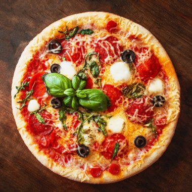 Sıcak pizza biberli etli koyu arka plan